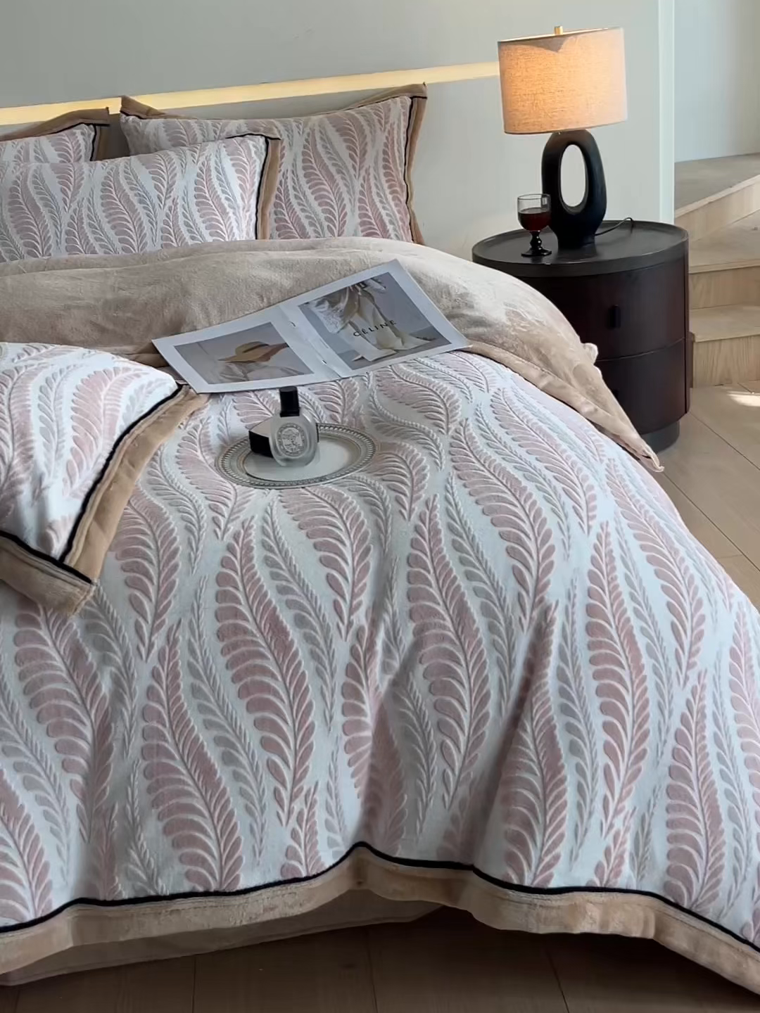 91家纺网 家纺一手货源 找家纺 畅畅家纺 2025新款冬季压线款雕花牛奶绒四件套 叶恋-浅粉