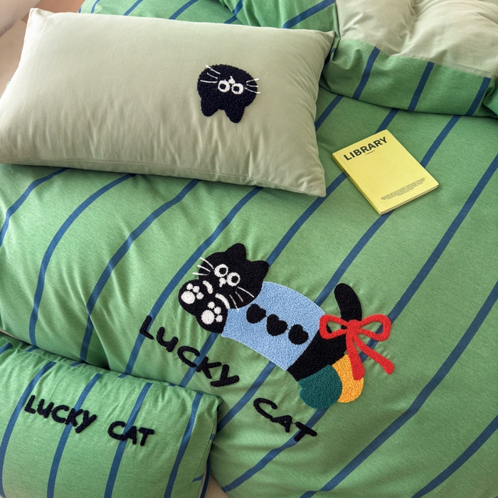 91家纺网 家纺一手货源 找家纺 如意朵 2025新款全棉加厚磨毛毛巾绣四件套（专版花型） 幸运猫咪
