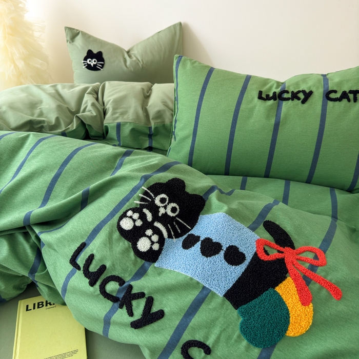 91家纺网 家纺一手货源 找家纺 如意朵 2025新款全棉加厚磨毛毛巾绣四件套（专版花型） 幸运猫咪