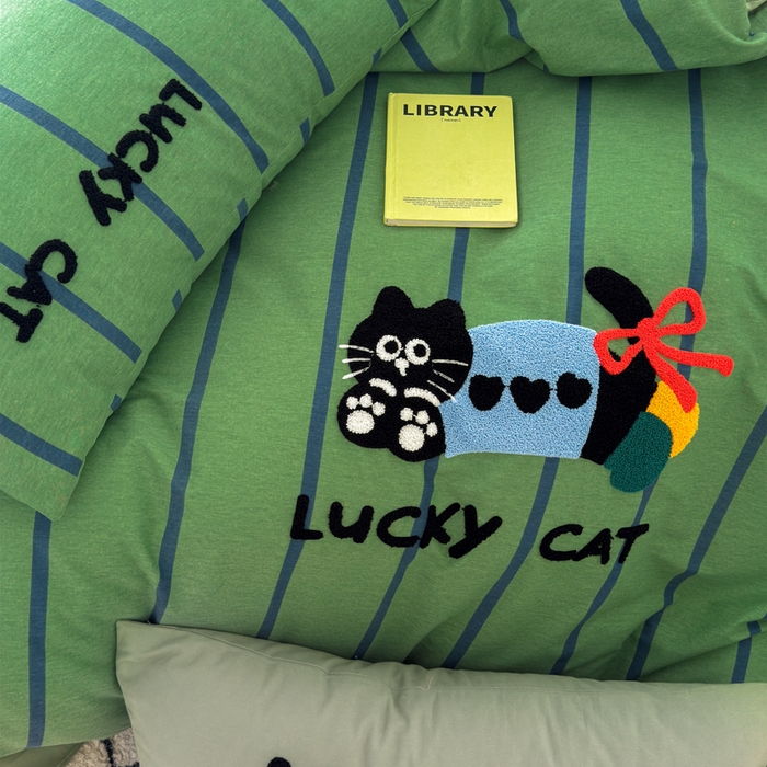 91家纺网 家纺一手货源 找家纺 如意朵 2025新款全棉加厚磨毛毛巾绣四件套（专版花型） 幸运猫咪