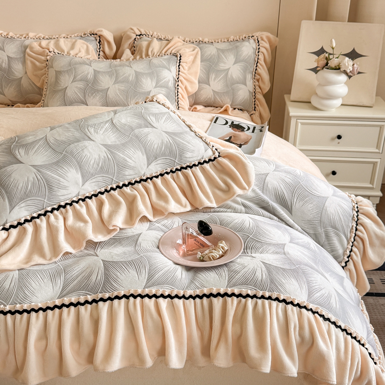 91家纺网 家纺一手货源 找家纺 （总）畅畅家纺 2025新款轻奢高档烂花牛奶绒花边款四件套