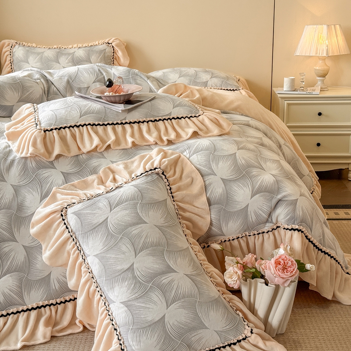 91家纺网 家纺一手货源 找家纺 （总）畅畅家纺 2025新款轻奢高档烂花牛奶绒花边款四件套