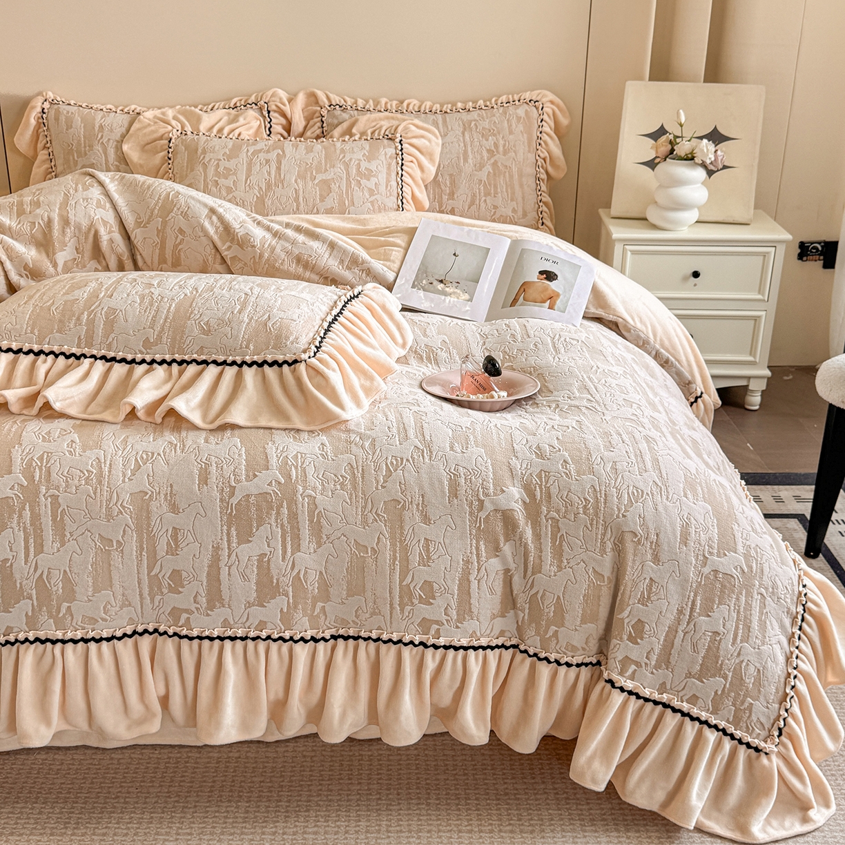 91家纺网 家纺一手货源 找家纺 （总）畅畅家纺 2025新款轻奢高档烂花牛奶绒花边款四件套