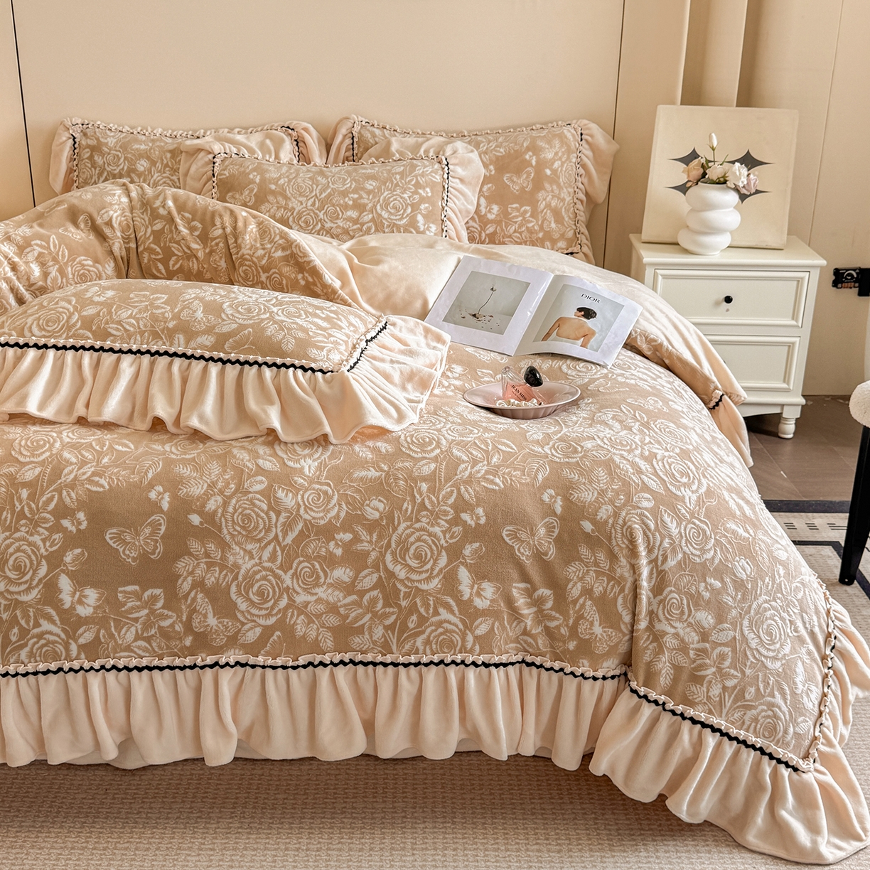 91家纺网 家纺一手货源 找家纺 （总）畅畅家纺 2025新款轻奢高档烂花牛奶绒花边款四件套