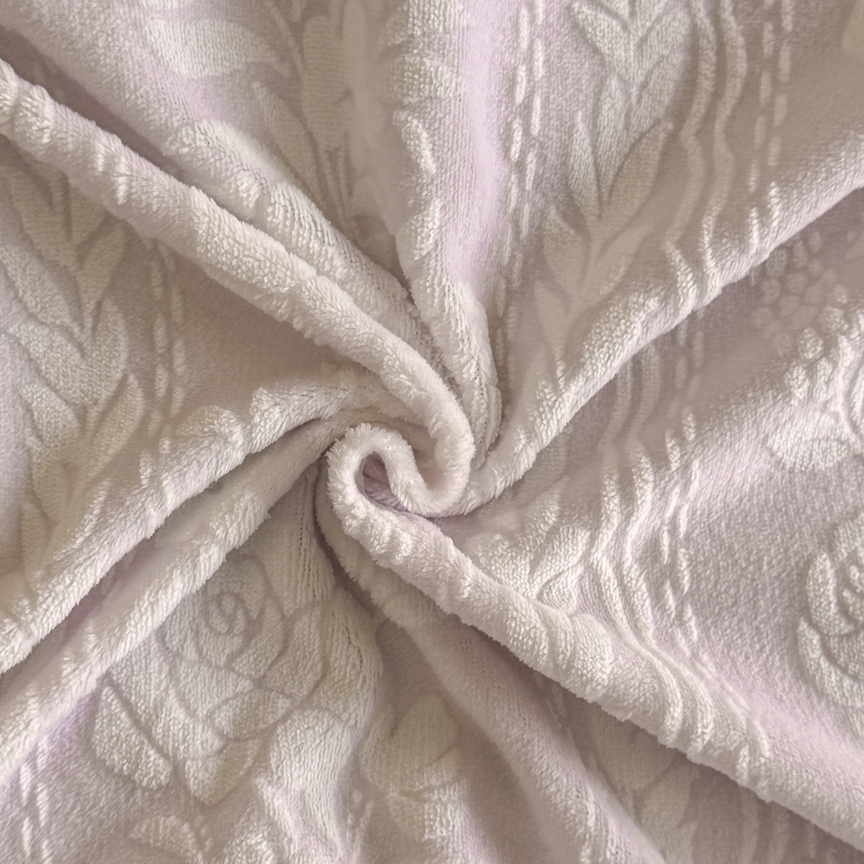 91家纺网 家纺一手货源 找家纺 畅畅家纺 2025新款轻奢高档烂花牛奶绒花边款四件套 臻爱花园-浅紫