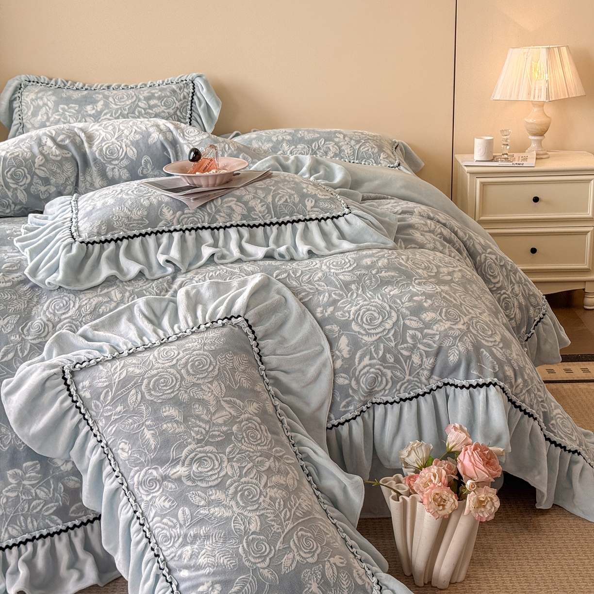 91家纺网 家纺一手货源 找家纺 畅畅家纺 2025新款轻奢高档烂花牛奶绒花边款四件套 蝶恋花-蓝