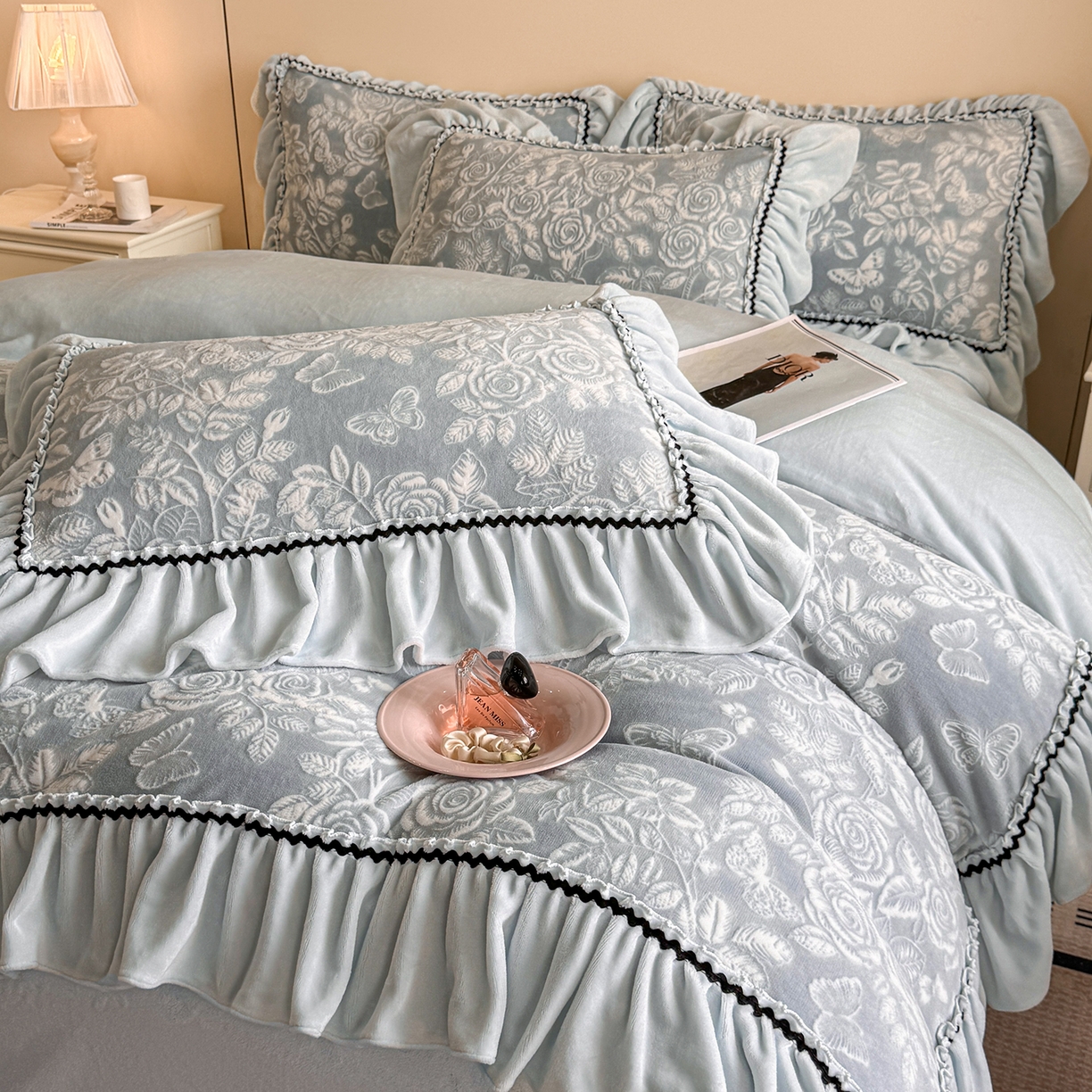 91家纺网 家纺一手货源 找家纺 畅畅家纺 2025新款轻奢高档烂花牛奶绒花边款四件套 蝶恋花-蓝