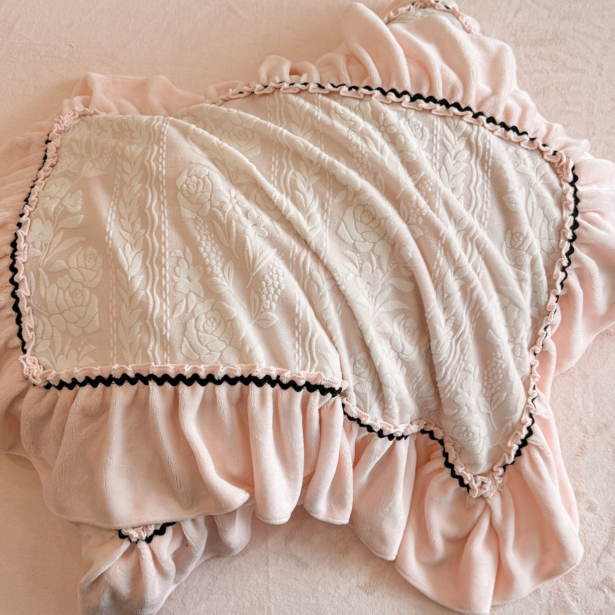 91家纺网 家纺一手货源 找家纺 畅畅家纺 2025新款轻奢高档烂花牛奶绒花边款四件套 臻爱花园 -浅粉