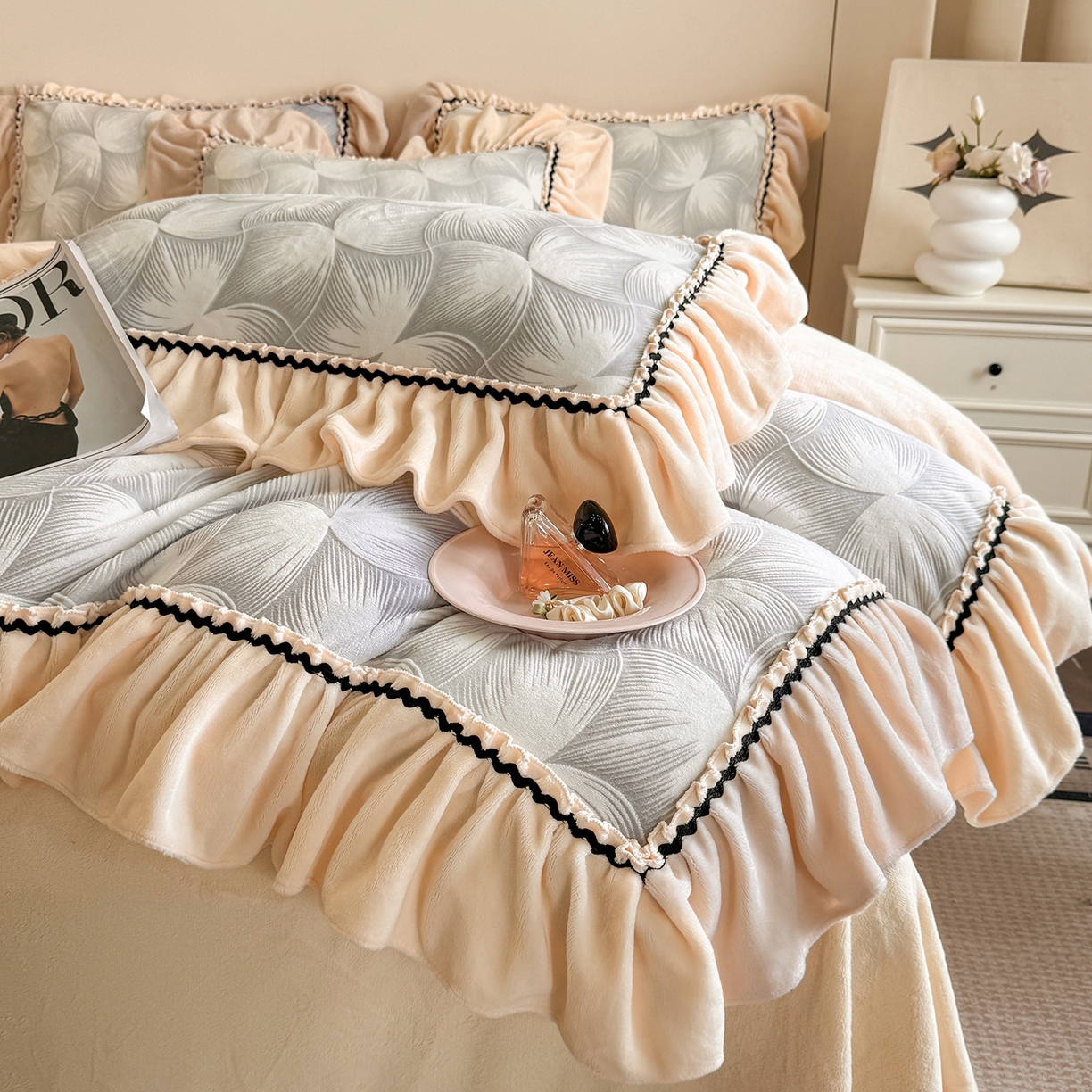 91家纺网 家纺一手货源 找家纺 畅畅家纺 2025新款轻奢高档烂花牛奶绒花边款四件套 叠影-浅灰