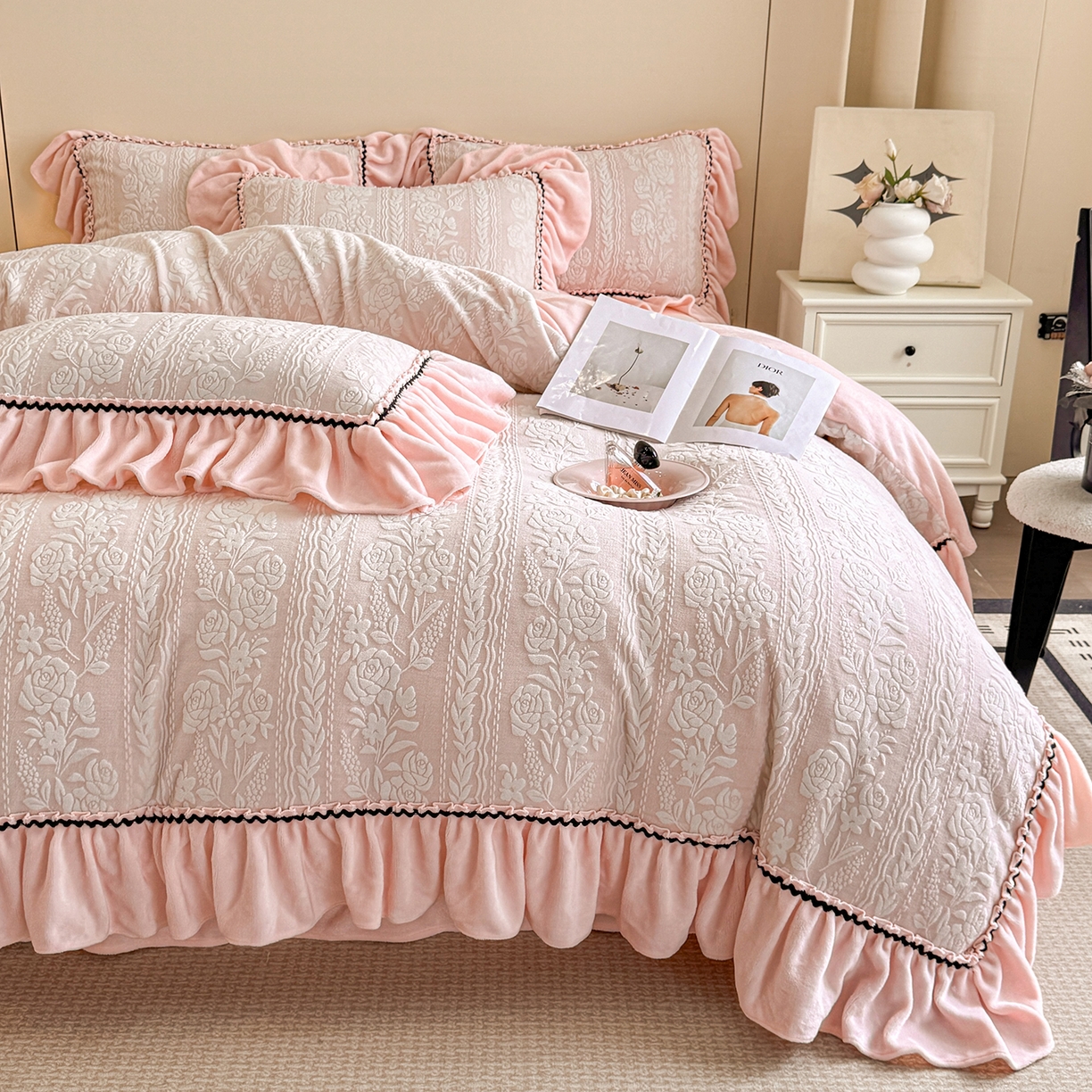畅畅家纺 2025新款轻奢高档烂花牛奶绒花边款四件套 臻爱花园 -浅粉