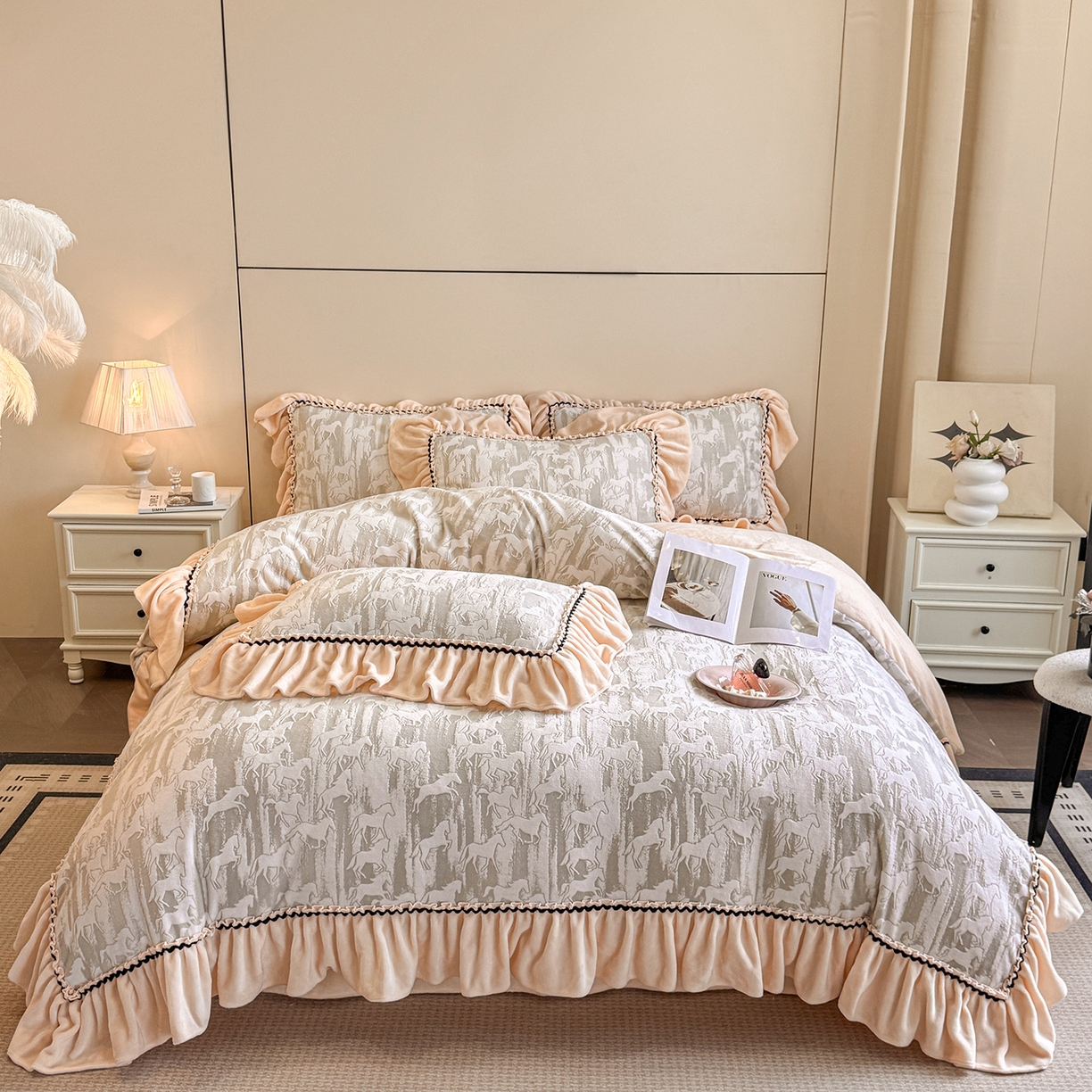 91家纺网 家纺一手货源 找家纺 畅畅家纺 2025新款轻奢高档烂花牛奶绒花边款四件套 马到成功-浅米灰