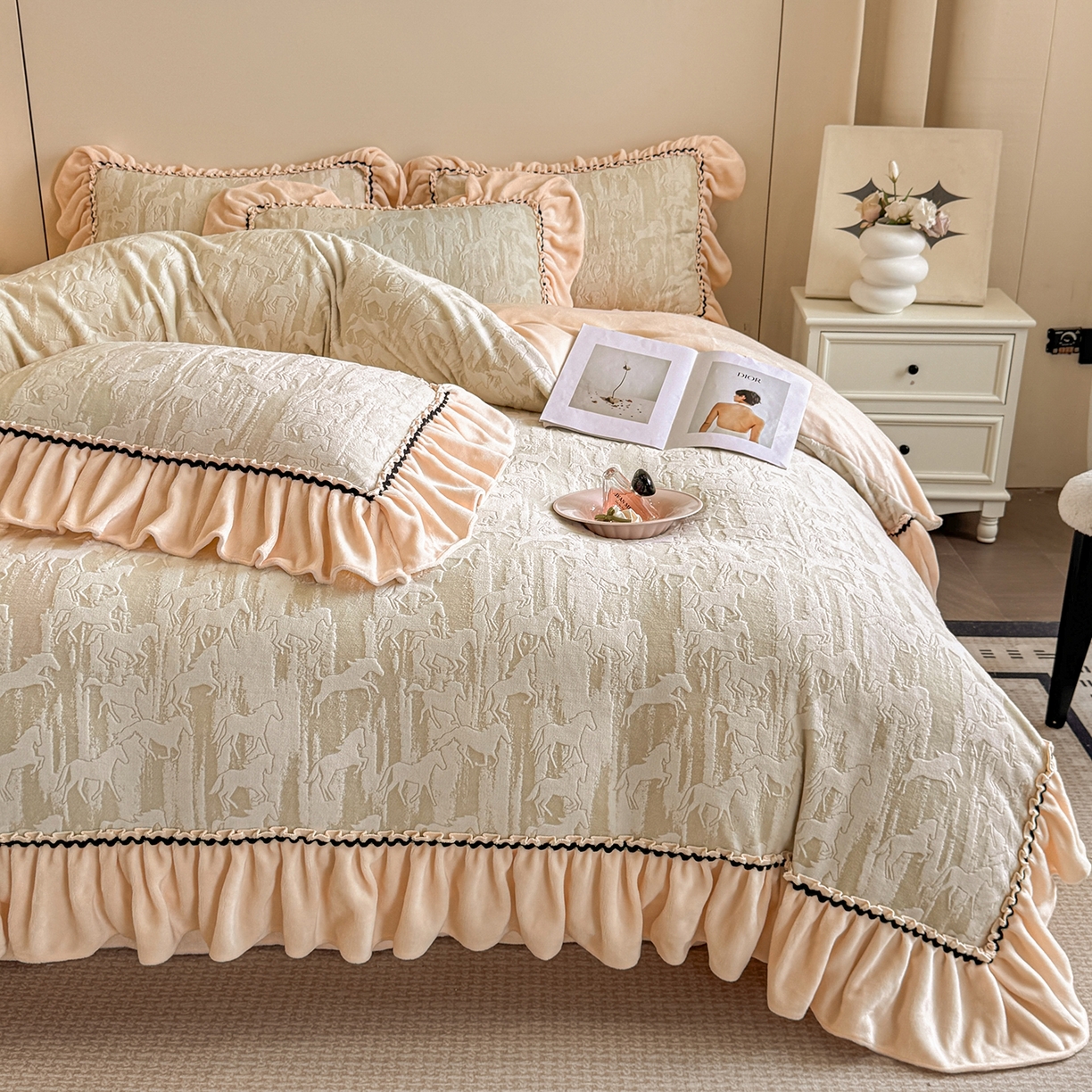 畅畅家纺 2025新款轻奢高档烂花牛奶绒花边款四件套 马到成功 -浅米绿