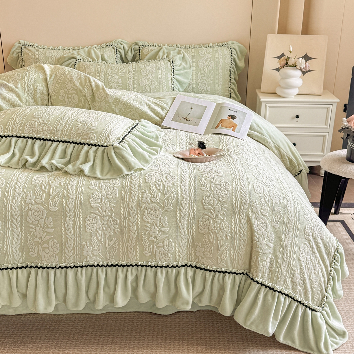 91家纺网 家纺一手货源 找家纺 （总）畅畅家纺 2025新款轻奢高档烂花牛奶绒花边款四件套