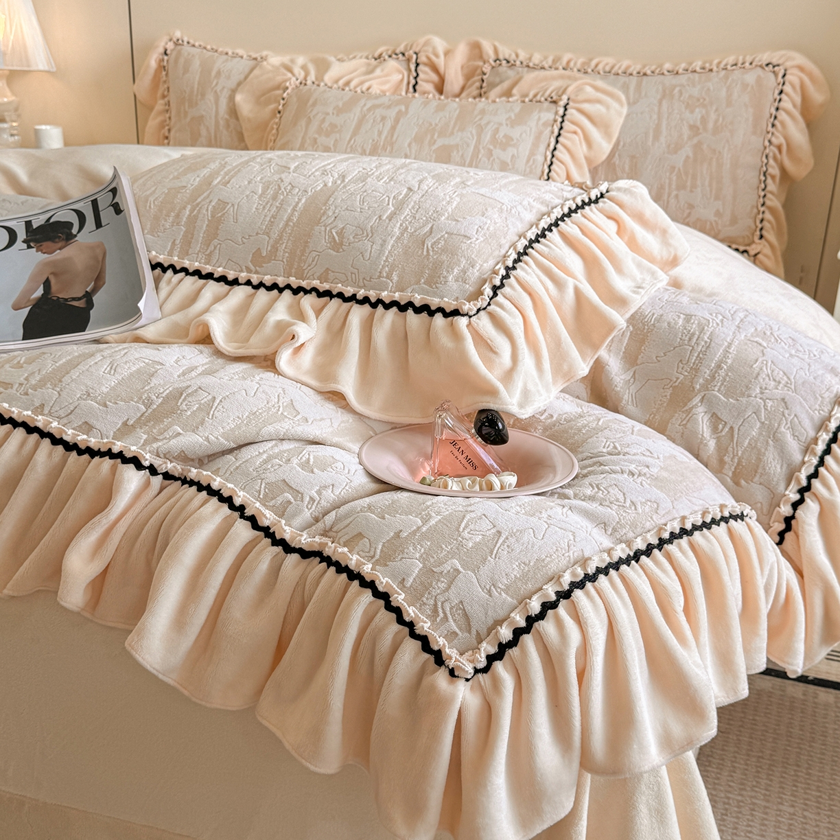 91家纺网 家纺一手货源 找家纺 畅畅家纺 2025新款轻奢高档烂花牛奶绒花边款四件套 马到成功 -浅米咖