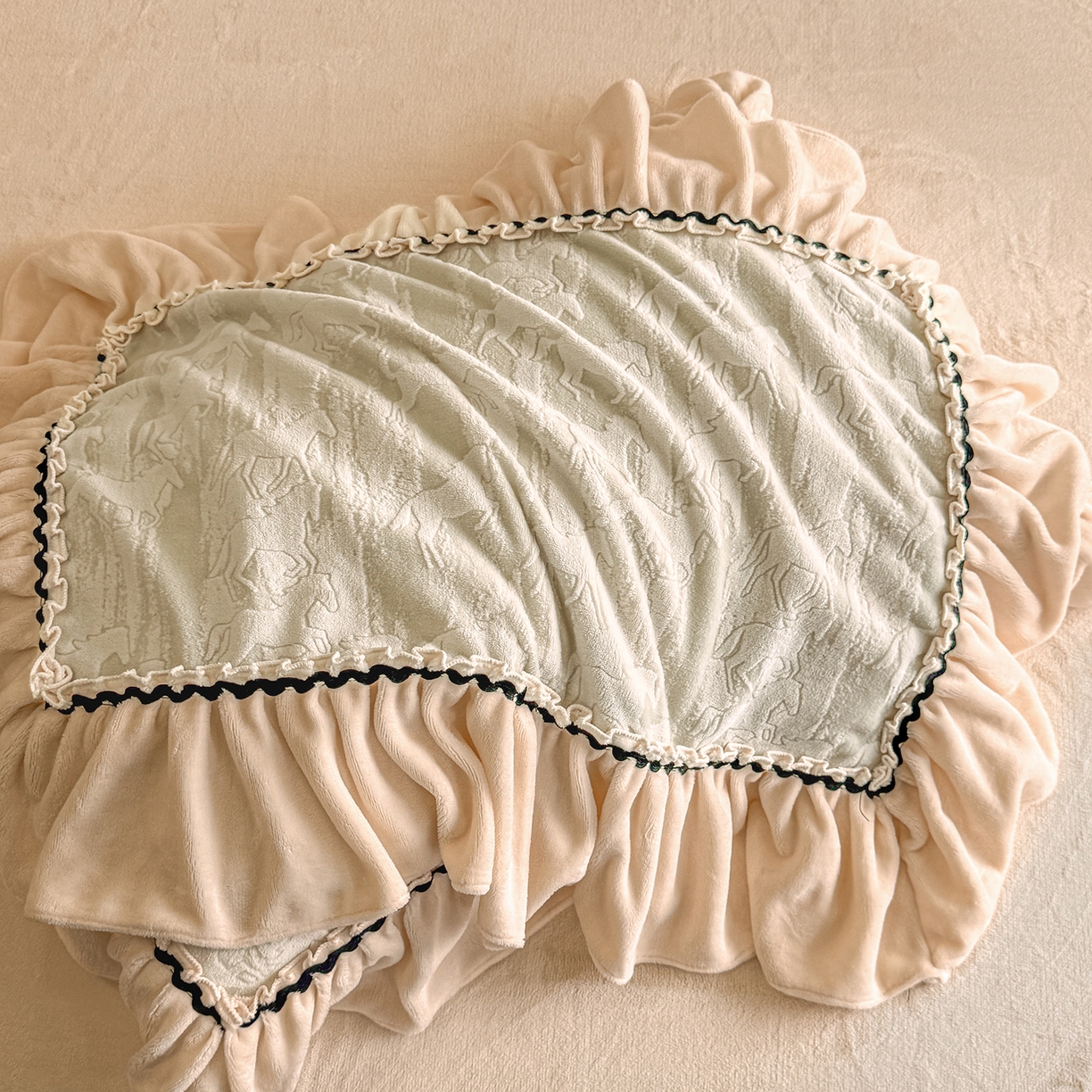 91家纺网 家纺一手货源 找家纺 畅畅家纺 2025新款轻奢高档烂花牛奶绒花边款四件套 马到成功 -浅米绿