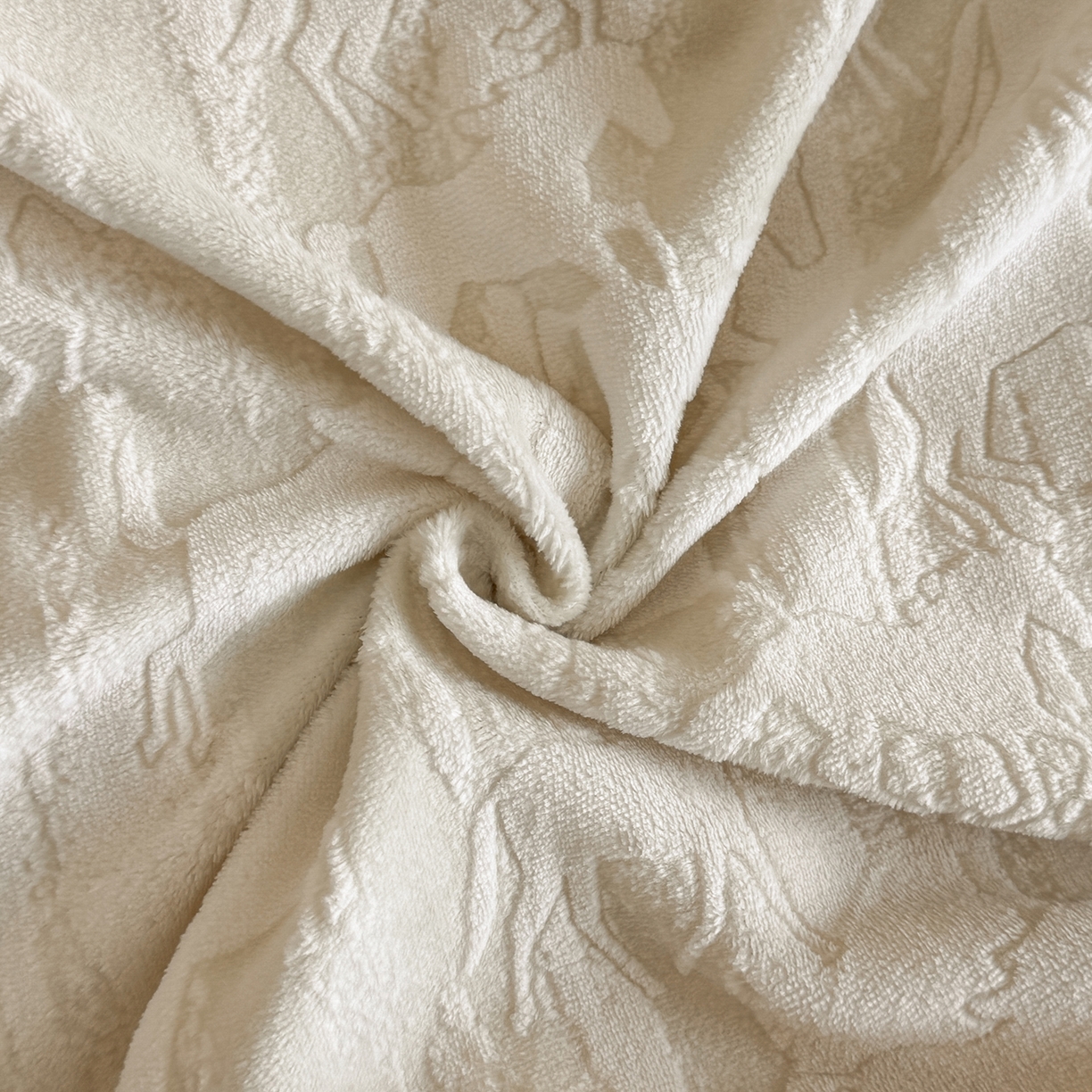 91家纺网 家纺一手货源 找家纺 畅畅家纺 2025新款轻奢高档烂花牛奶绒花边款四件套 马到成功 -浅米绿