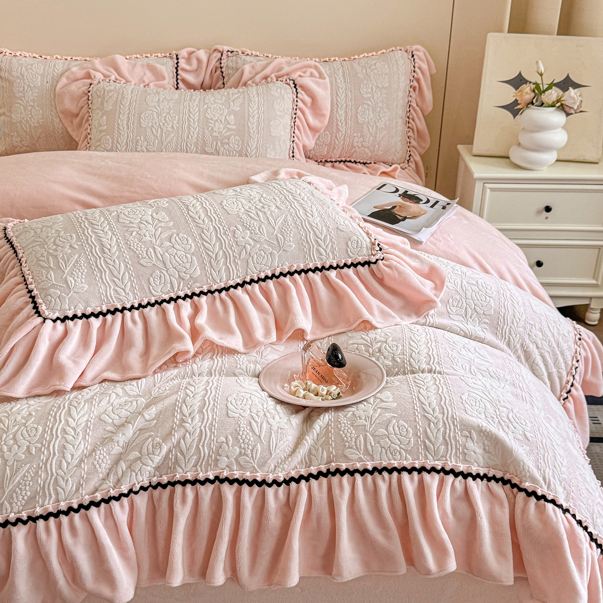 91家纺网 家纺一手货源 找家纺 畅畅家纺 2025新款轻奢高档烂花牛奶绒花边款四件套 臻爱花园 -浅粉