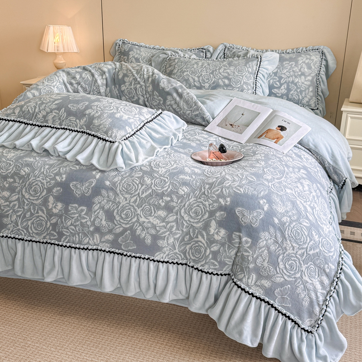 91家纺网 家纺一手货源 找家纺 畅畅家纺 2025新款轻奢高档烂花牛奶绒花边款四件套 蝶恋花-蓝