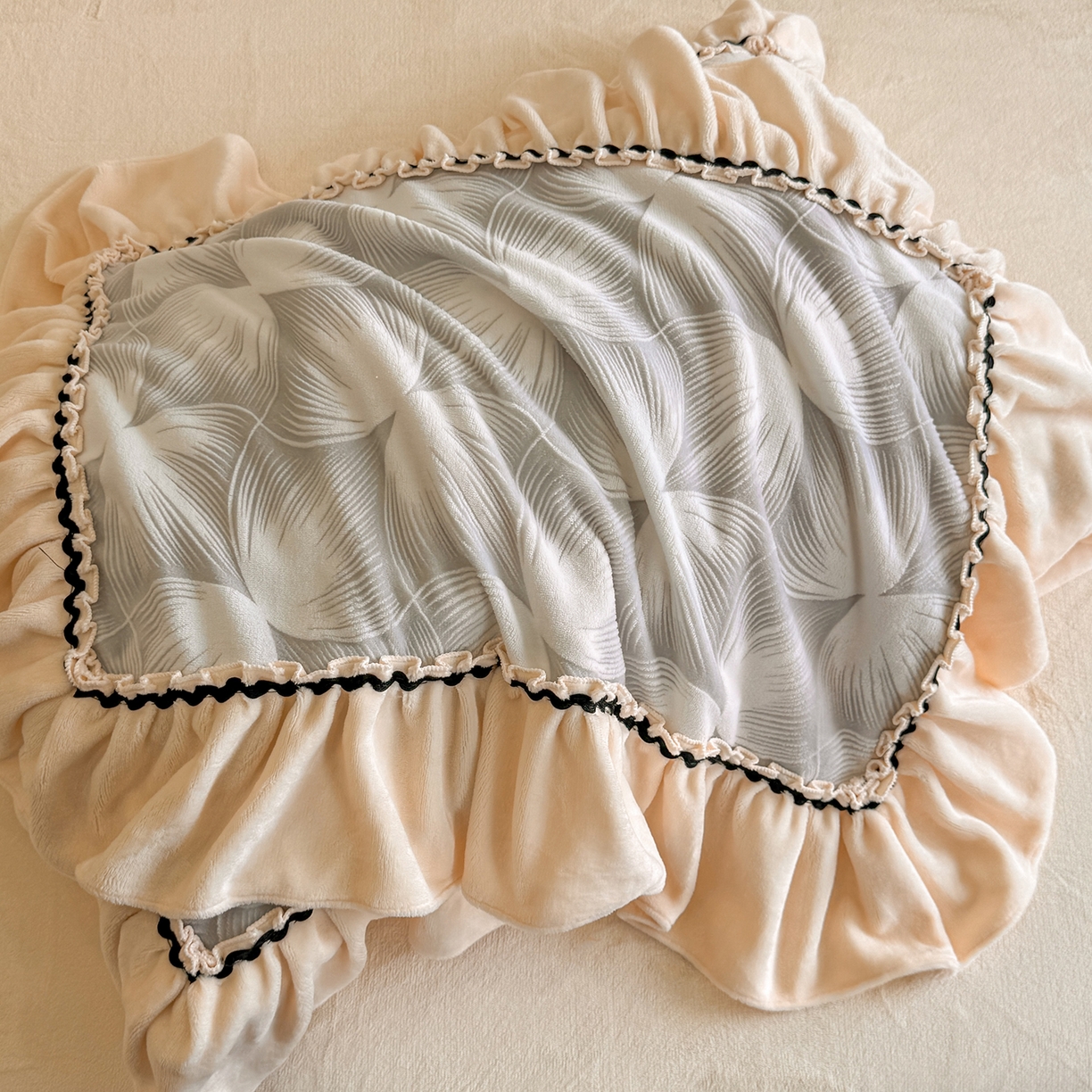 91家纺网 家纺一手货源 找家纺 畅畅家纺 2025新款轻奢高档烂花牛奶绒花边款四件套 叠影-浅灰