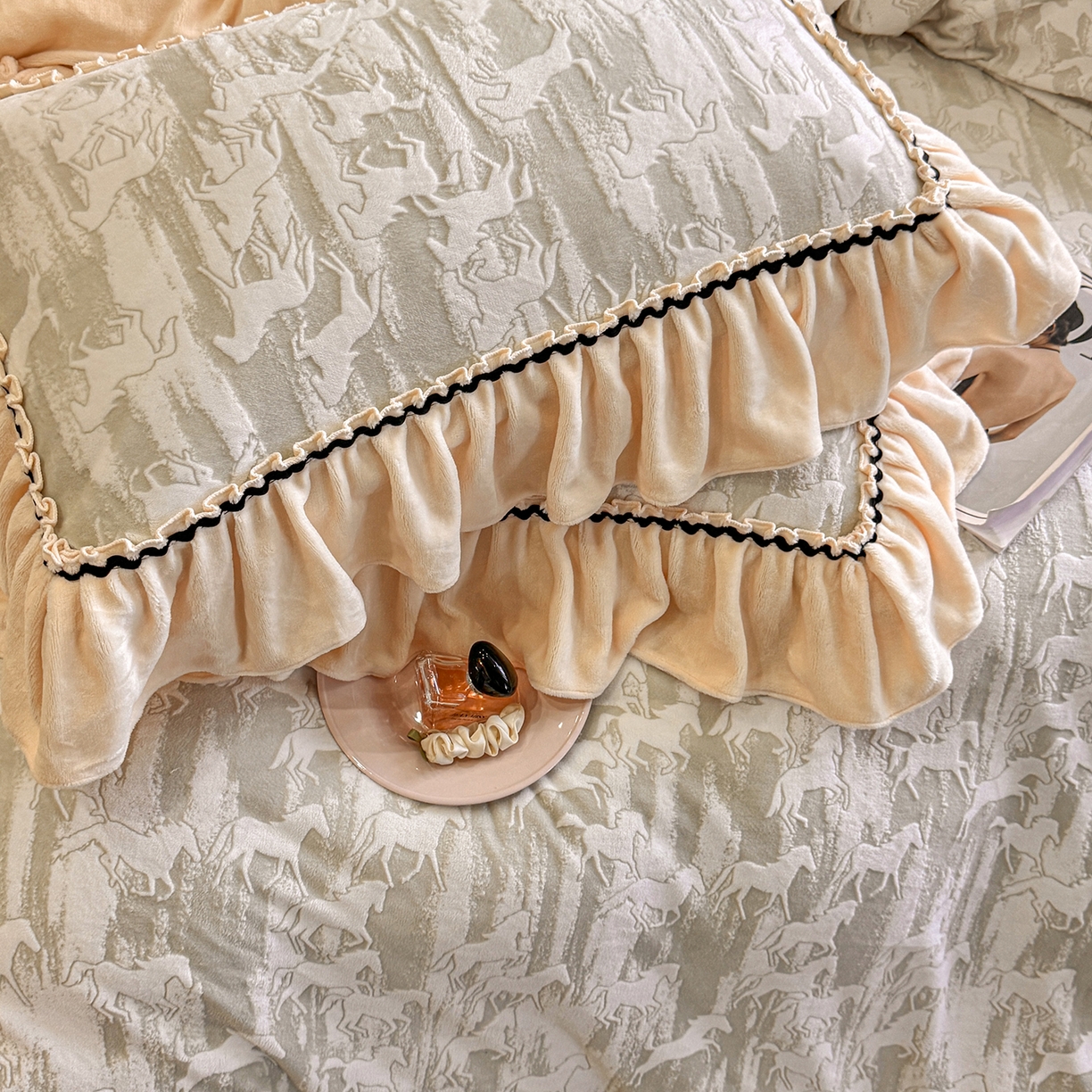 91家纺网 家纺一手货源 找家纺 畅畅家纺 2025新款轻奢高档烂花牛奶绒花边款四件套 马到成功-浅米灰