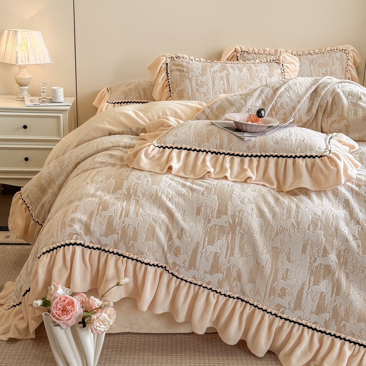 91家纺网 家纺一手货源 找家纺 畅畅家纺 2025新款轻奢高档烂花牛奶绒花边款四件套 马到成功 -浅米咖