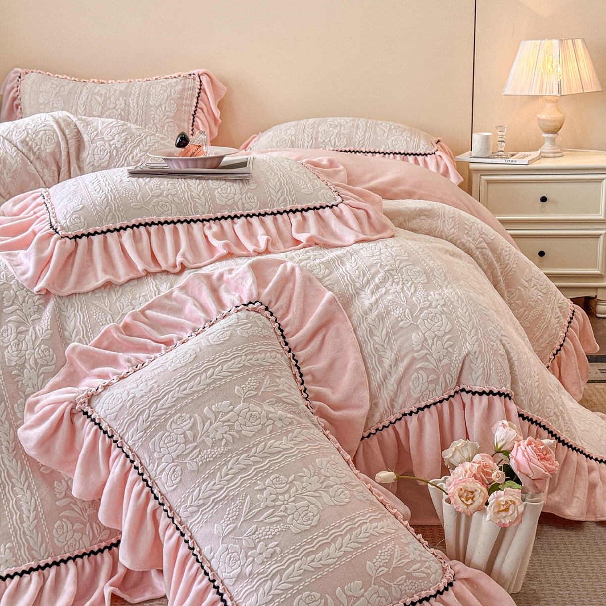 91家纺网 家纺一手货源 找家纺 畅畅家纺 2025新款轻奢高档烂花牛奶绒花边款四件套 臻爱花园 -浅粉