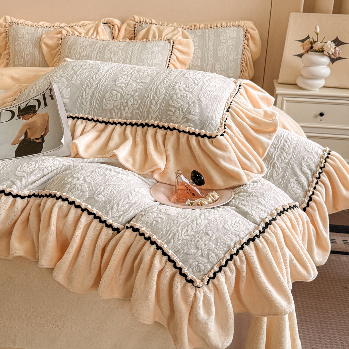 91家纺网 家纺一手货源 找家纺 畅畅家纺 2025新款轻奢高档烂花牛奶绒花边款四件套 臻爱花园 -浅灰