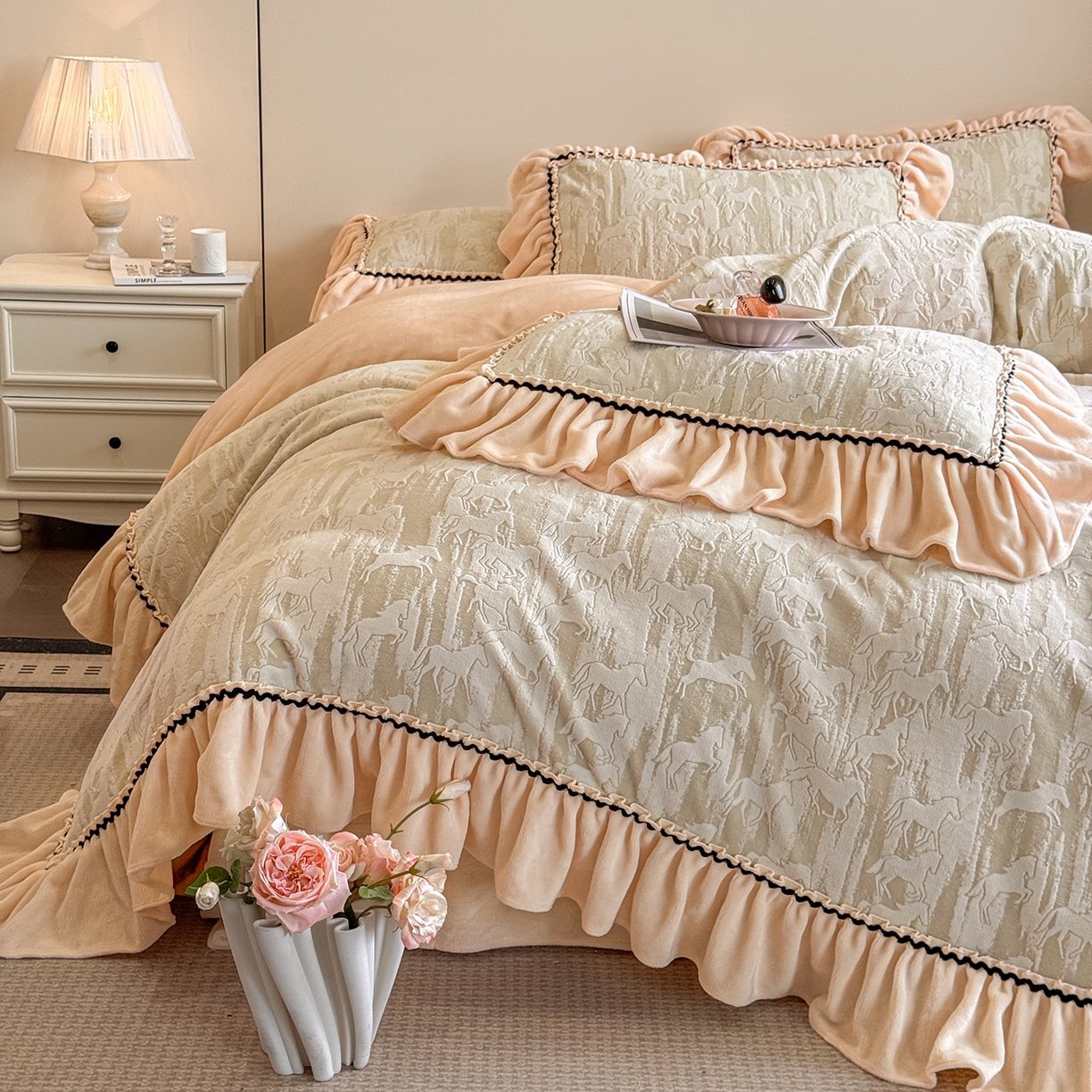 91家纺网 家纺一手货源 找家纺 畅畅家纺 2025新款轻奢高档烂花牛奶绒花边款四件套 马到成功 -浅米绿