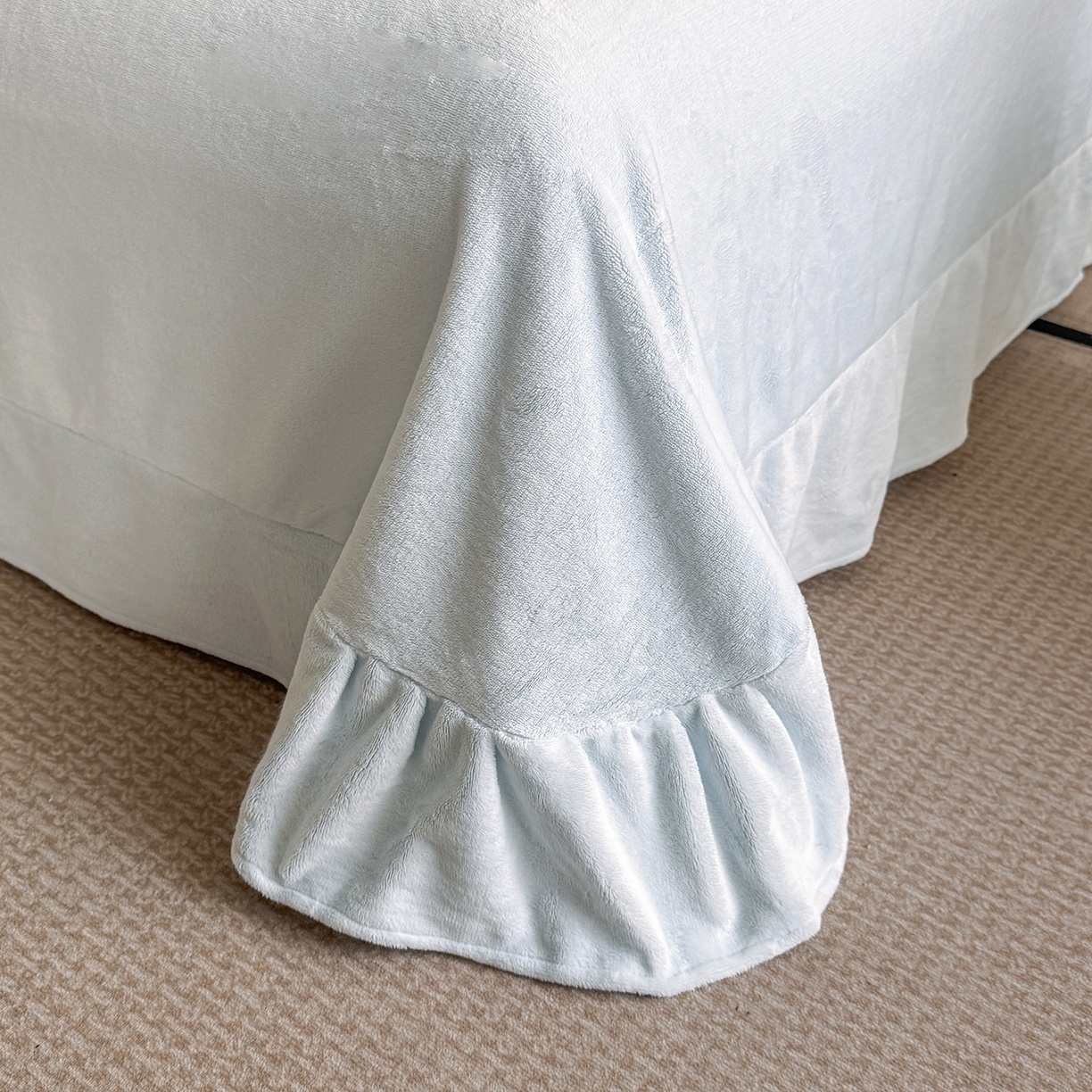 91家纺网 家纺一手货源 找家纺 畅畅家纺 2025新款轻奢高档烂花牛奶绒花边款四件套 蝶恋花-蓝