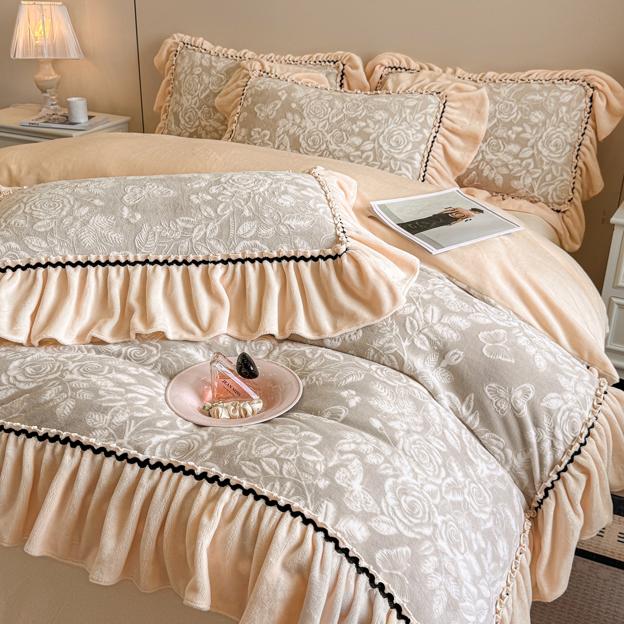 91家纺网 家纺一手货源 找家纺 畅畅家纺 2025新款轻奢高档烂花牛奶绒花边款四件套 蝶恋花-羊绒灰