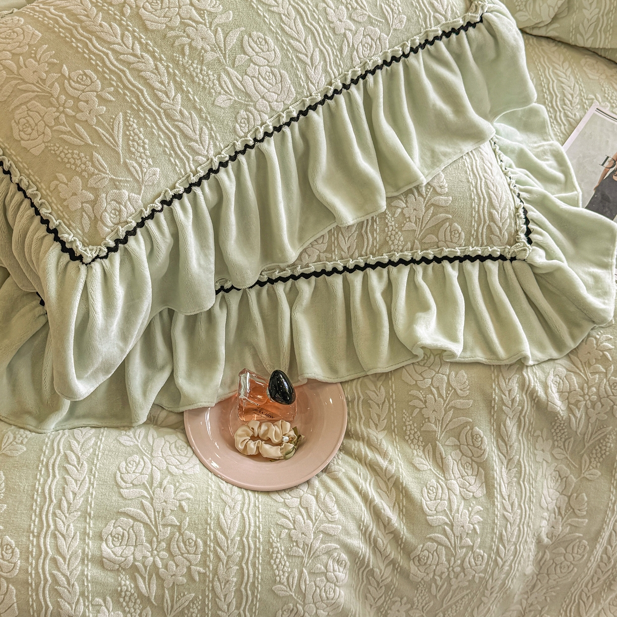 91家纺网 家纺一手货源 找家纺 畅畅家纺 2025新款轻奢高档烂花牛奶绒花边款四件套 臻爱花园-浅绿