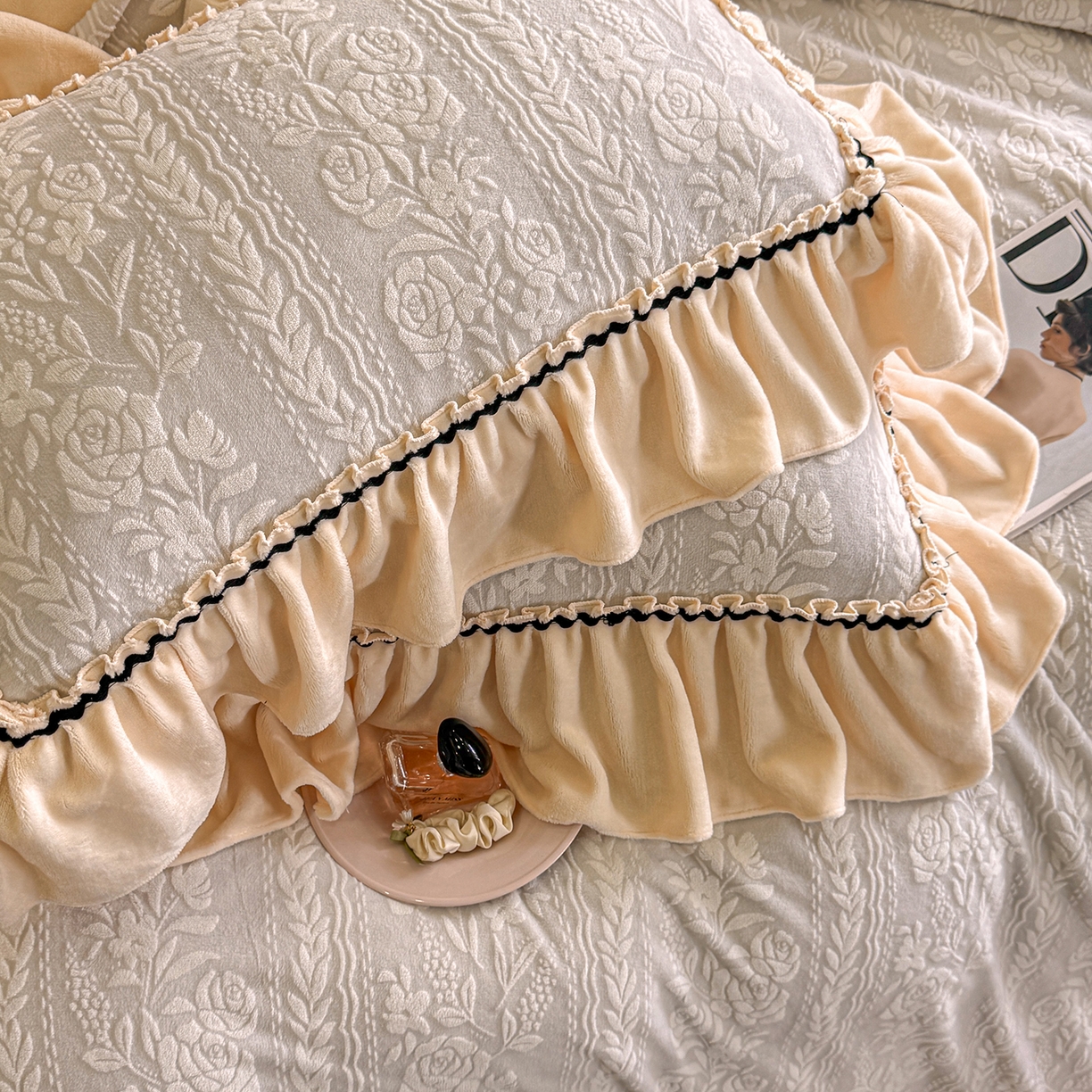 91家纺网 家纺一手货源 找家纺 畅畅家纺 2025新款轻奢高档烂花牛奶绒花边款四件套 臻爱花园 -浅灰