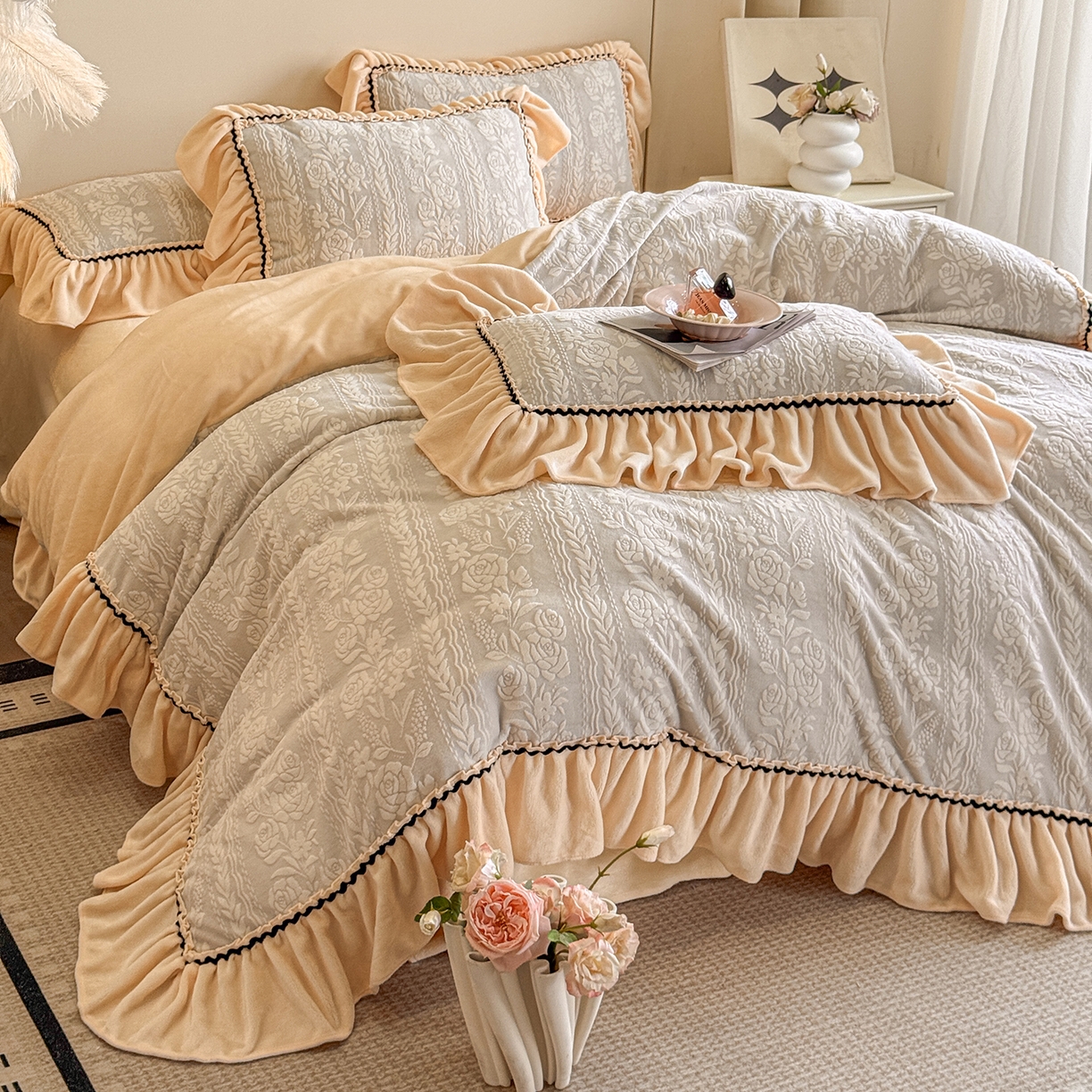 91家纺网 家纺一手货源 找家纺 畅畅家纺 2025新款轻奢高档烂花牛奶绒花边款四件套 臻爱花园 -浅灰