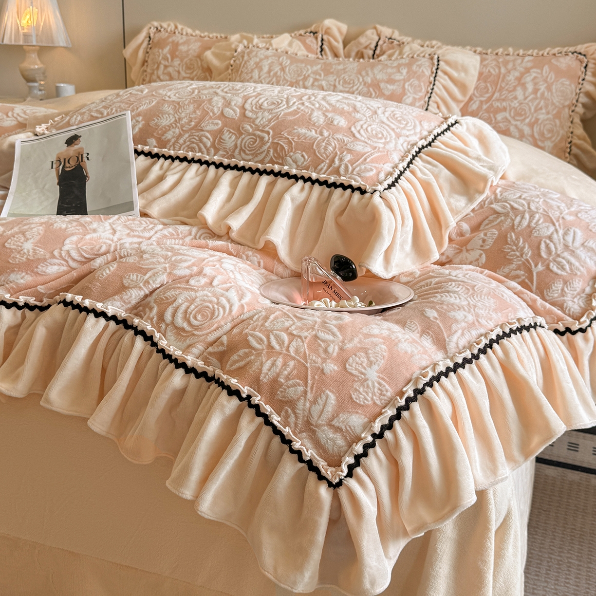 91家纺网 家纺一手货源 找家纺 畅畅家纺 2025新款轻奢高档烂花牛奶绒花边款四件套 蝶恋花 -暖粉