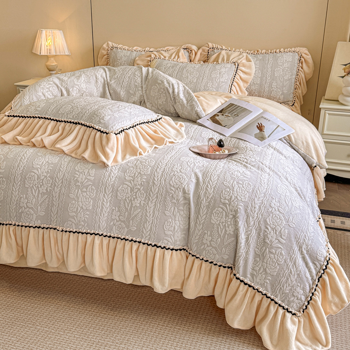 91家纺网 家纺一手货源 找家纺 畅畅家纺 2025新款轻奢高档烂花牛奶绒花边款四件套 臻爱花园 -浅灰