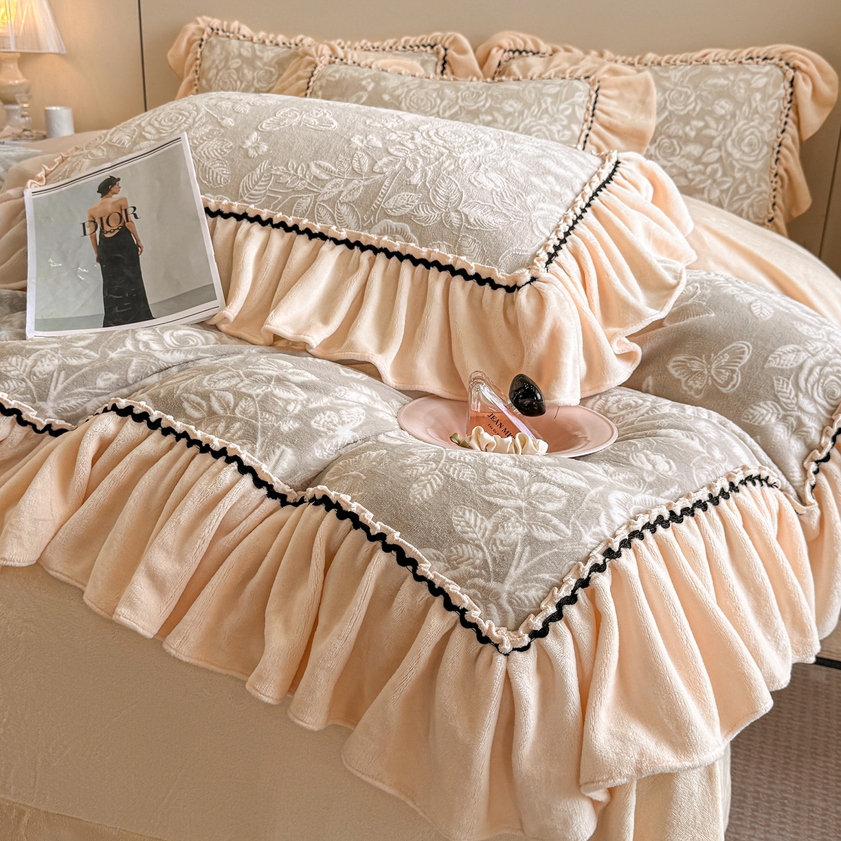 91家纺网 家纺一手货源 找家纺 畅畅家纺 2025新款轻奢高档烂花牛奶绒花边款四件套 蝶恋花-羊绒灰