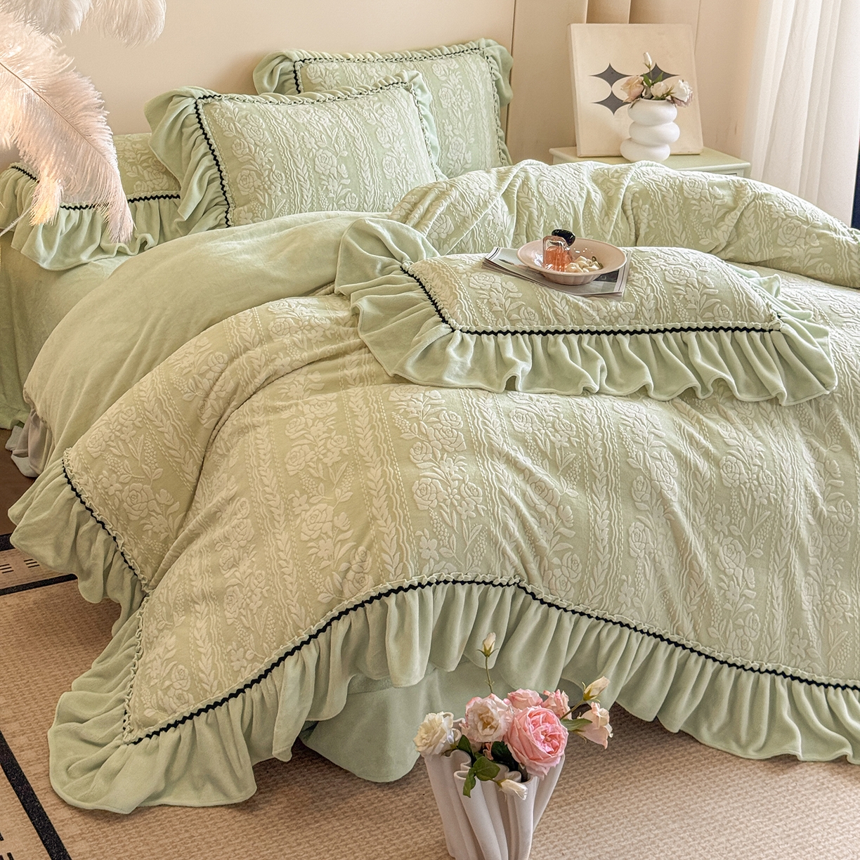91家纺网 家纺一手货源 找家纺 畅畅家纺 2025新款轻奢高档烂花牛奶绒花边款四件套 臻爱花园-浅绿