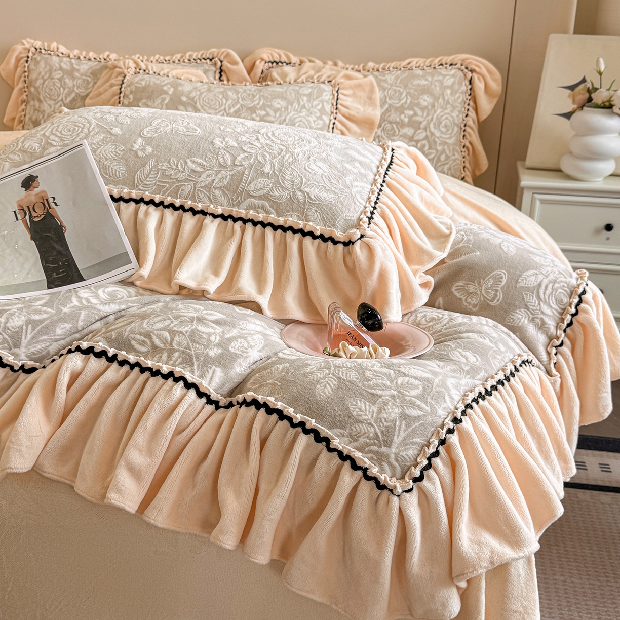 91家纺网 家纺一手货源 找家纺 畅畅家纺 2025新款轻奢高档烂花牛奶绒花边款四件套 蝶恋花-羊绒灰