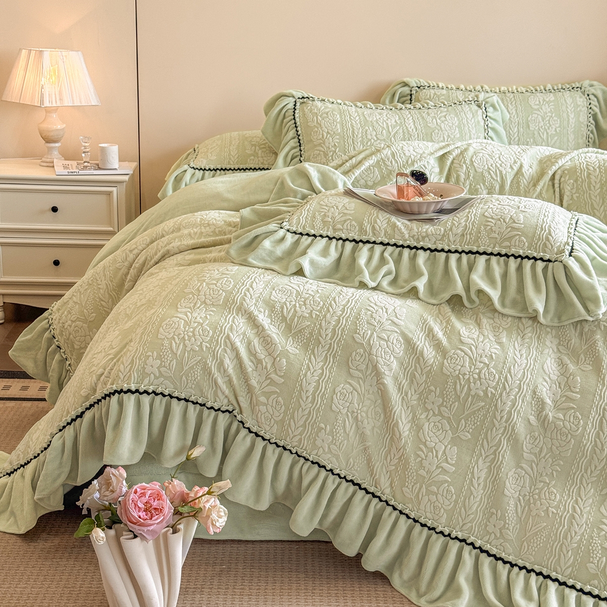 91家纺网 家纺一手货源 找家纺 畅畅家纺 2025新款轻奢高档烂花牛奶绒花边款四件套 臻爱花园-浅绿