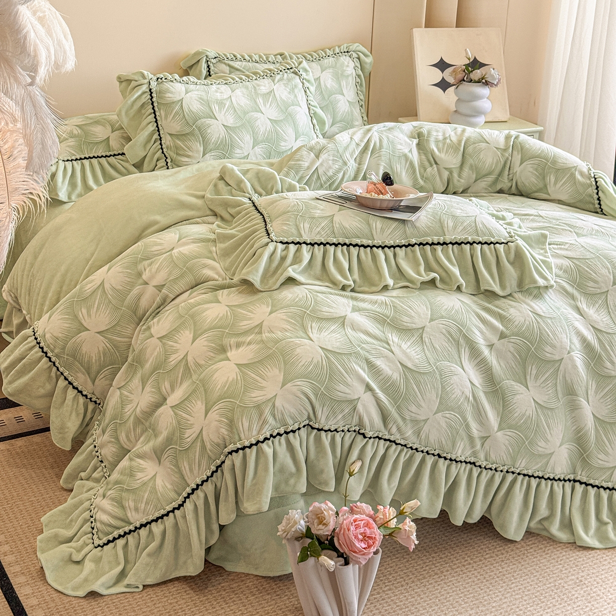 91家纺网 家纺一手货源 找家纺 畅畅家纺 2025新款轻奢高档烂花牛奶绒花边款四件套 叠影-浅绿