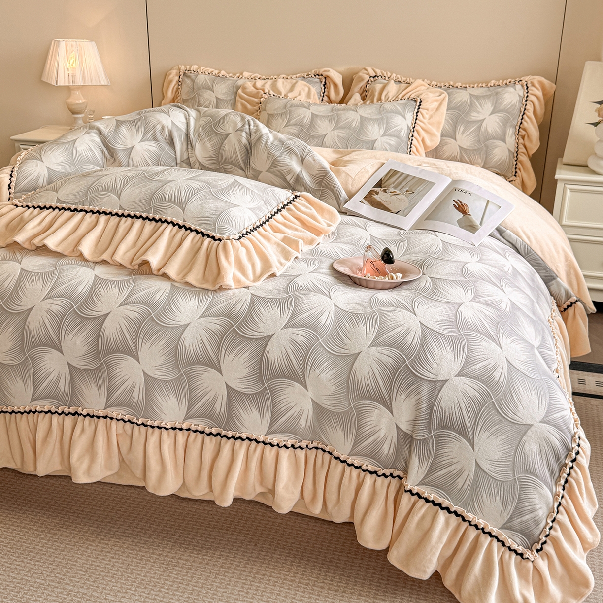 91家纺网 家纺一手货源 找家纺 畅畅家纺 2025新款轻奢高档烂花牛奶绒花边款四件套 叠影-浅灰