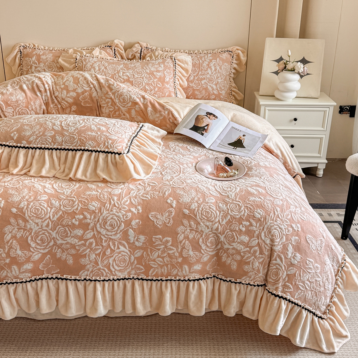 畅畅家纺 2025新款轻奢高档烂花牛奶绒花边款四件套 蝶恋花 -暖粉