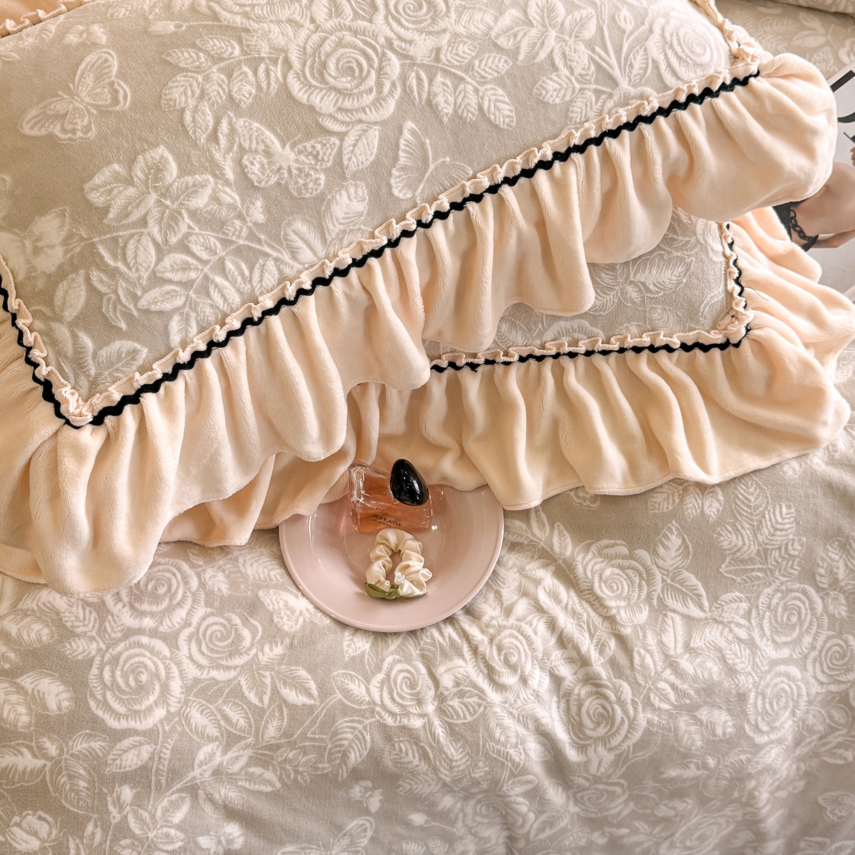 91家纺网 家纺一手货源 找家纺 畅畅家纺 2025新款轻奢高档烂花牛奶绒花边款四件套 蝶恋花-羊绒灰