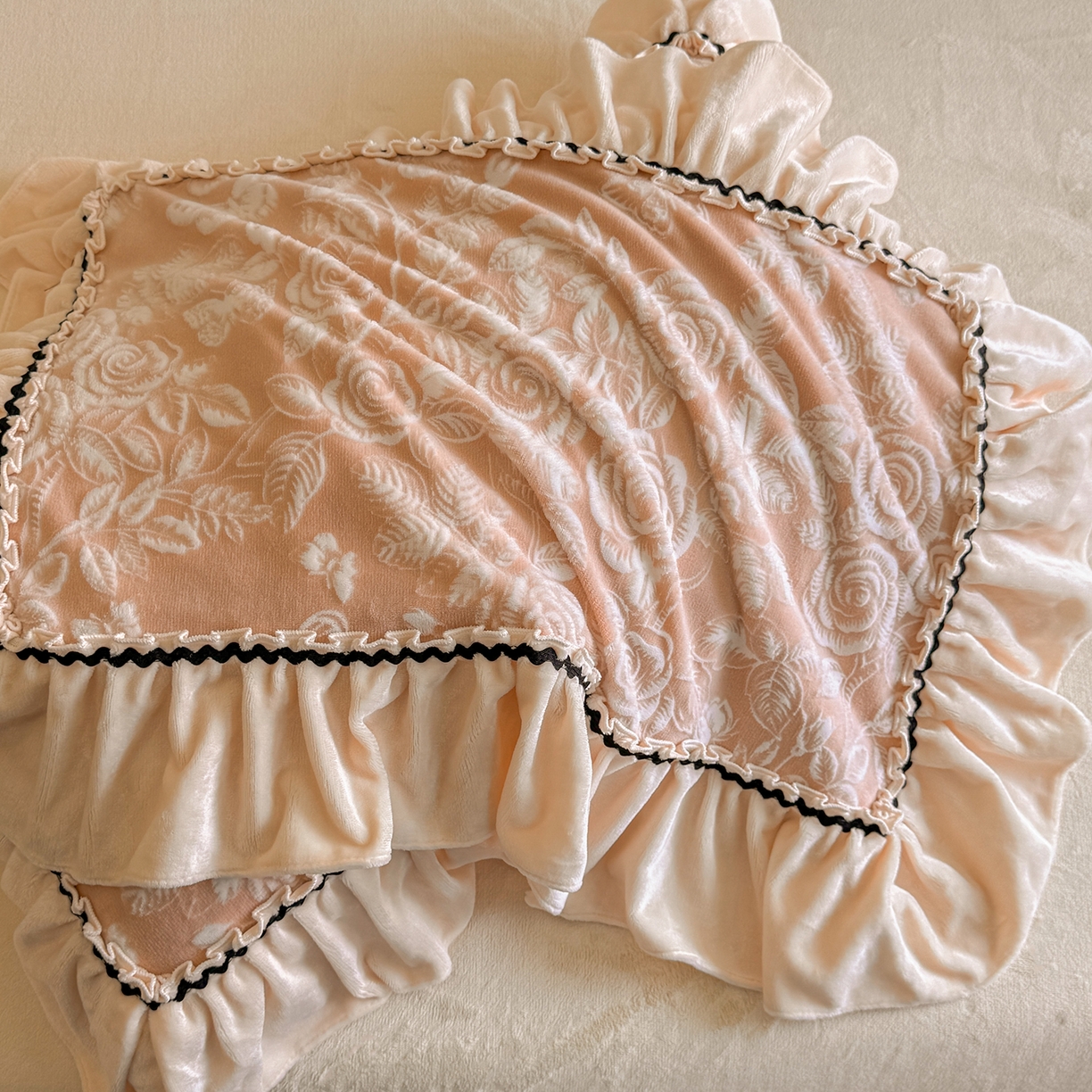 91家纺网 家纺一手货源 找家纺 畅畅家纺 2025新款轻奢高档烂花牛奶绒花边款四件套 蝶恋花 -暖粉