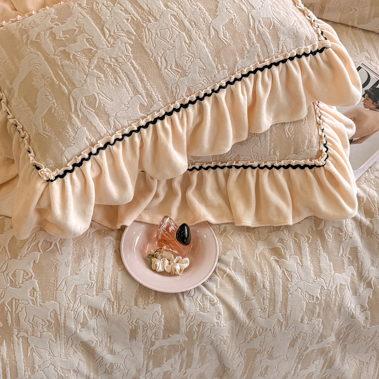 91家纺网 家纺一手货源 找家纺 畅畅家纺 2025新款轻奢高档烂花牛奶绒花边款四件套 马到成功 -浅米咖