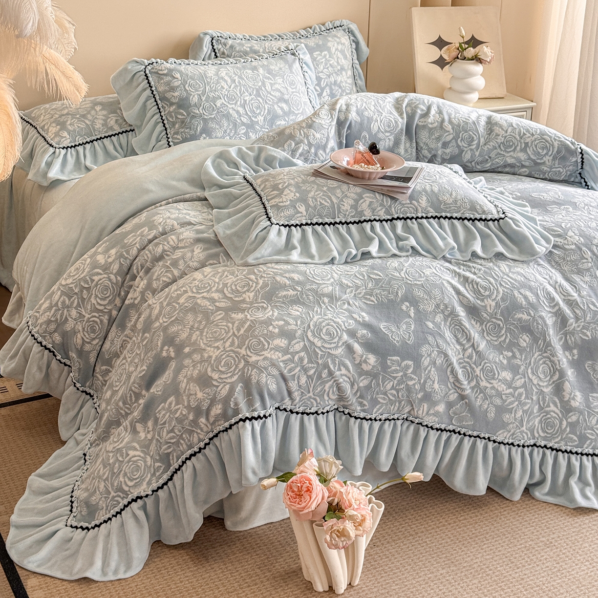 91家纺网 家纺一手货源 找家纺 畅畅家纺 2025新款轻奢高档烂花牛奶绒花边款四件套 蝶恋花-蓝