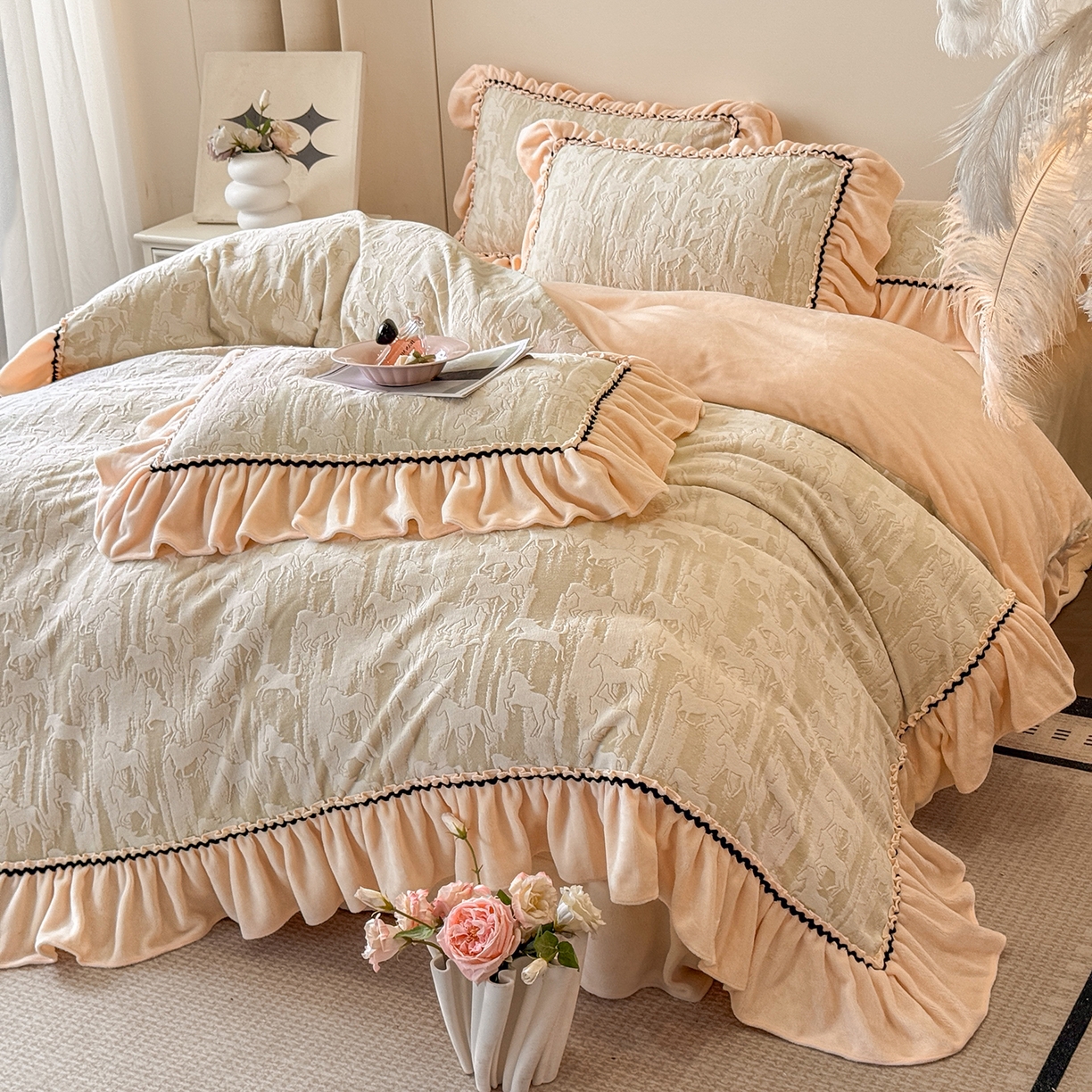 91家纺网 家纺一手货源 找家纺 畅畅家纺 2025新款轻奢高档烂花牛奶绒花边款四件套 马到成功 -浅米绿