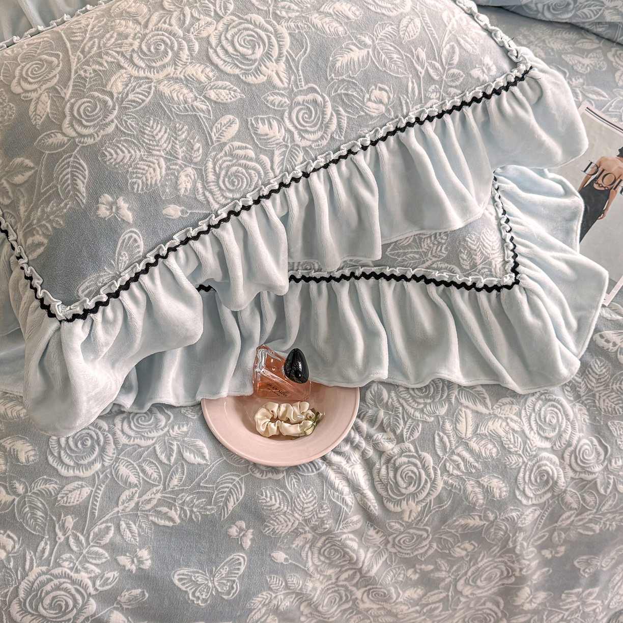 91家纺网 家纺一手货源 找家纺 畅畅家纺 2025新款轻奢高档烂花牛奶绒花边款四件套 蝶恋花-蓝