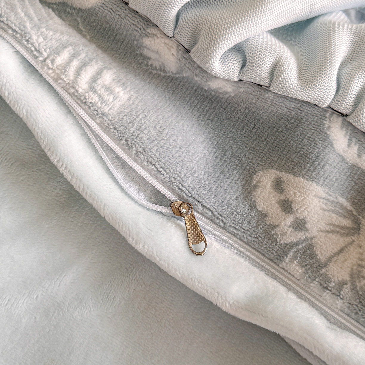 91家纺网 家纺一手货源 找家纺 畅畅家纺 2025新款轻奢高档烂花牛奶绒花边款四件套 蝶恋花-蓝