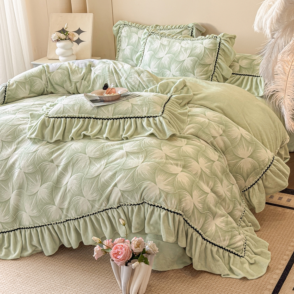 91家纺网 家纺一手货源 找家纺 畅畅家纺 2025新款轻奢高档烂花牛奶绒花边款四件套 叠影-浅绿